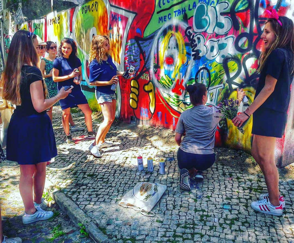 Visite guidée de Lisbonne avec street art pendant un EVG EVJF festif