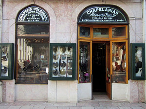 Boutique historique de chapelier à Lisbonne sur la place du Rossio Dom Pedro IV vendant des chapeaux de très grande qualité