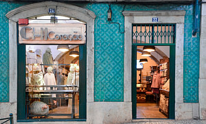 Boutique à Alfama où on vend des accessoires et vêtement en laine portugaise de haute qualité de la montagne d'Estrela