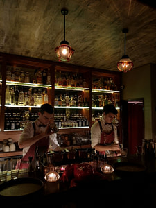 Red Frog Speakeasy est le plus célèbre bar à cocktail de Lisbonne avec son ambiance de la prohibition et ses cocktails étonnants
