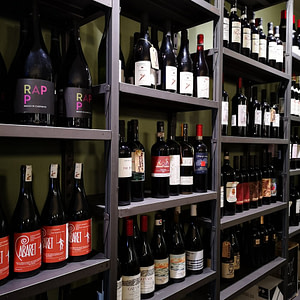Vino Vero est un bar à vin italien à Lisbonne proposant des vins d'Italie et d'Europe ainsi que de succulents plats à partager.