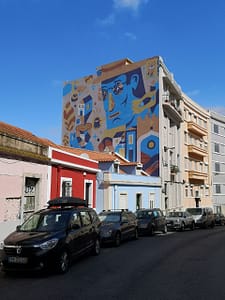 Oeuvre colorée à Graça d'Aka Corleone, artiste de street art à Lisbonne