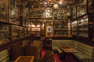 Pavilhao chines est le bar à cocktails le plus loufoque de la ville avec une incroyable collection en tous genres de l'avant-guerre