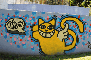 Graffiti de M Chat dans les rues de Lisbonne
