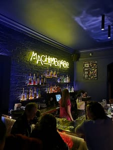 Machimbombo un excellent bar à cocktail festif dans le Bairro Alto