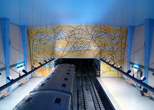 Panneau d'azujelos dans le métro Amadora Este réalisé par l'artiste Graça Morais