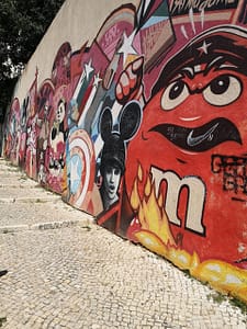 Street art à Graça de Pariz One et Mr. Dheo rendant hommage à la révolution des oeillets