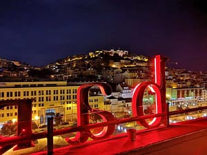 topo martim moniz le meilleur rooftop pour faire la fete le soir à lisbonne jusqu'à 2h du matin avec de superbes cocktails à Lisbonne