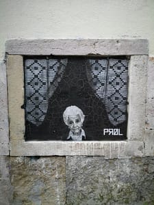 Street art de Prol dans le quartier du Bairro Alto à Lisbonne