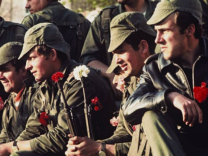militaires portugais, la fleur au fusil lors de la revolution des oeillets le 25 avril 1974