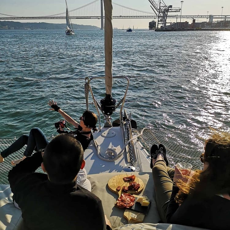 Apéro sur le Tage en début de soirée : tapas de fromage et de charcuterie sur un catamaran à Lisbonne pendant le coucher de soleil