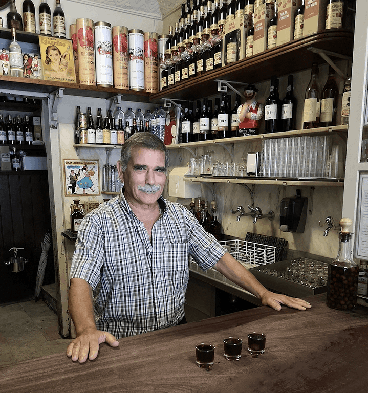 Estaminet de Ginja sem rival où on peut déguster un verre de gina, la célèbre liqueur de cerise de Lisbonne