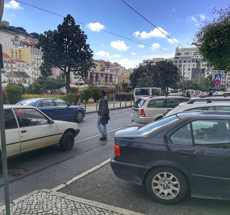 Stationnement compliqué à Lisbonne avec le peu de places de parking et la circulation difficile