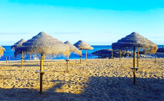 la plage de Caixas, calme et propre elle propose une plage privée avec transat et parasols