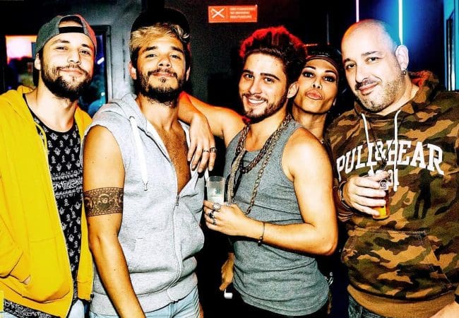 Friends est un bar gay à cocktails situé dans le quartier du Bairro Alto