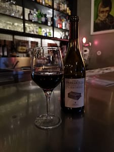 Jobim bar est un bar à vin convivial et consensuel situé sur Principe Real a Lisbonne