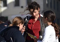 La guide aimée avec des enfants pendant une visite de lisbonne avec les enfants, une visite incontournable pour occuper les enfants à lisbonne