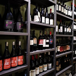 Vino Vero est un bar à vin italien à Lisbonne proposant des vins d'Italie et d'Europe ainsi que de succulents plats à partager.