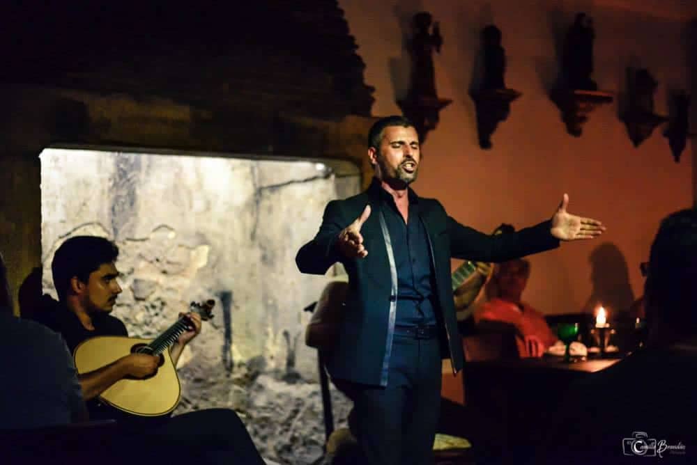 Fadiste de prestige dans un restaurant fado à Alfama pour la meilleure soiree fado de Lisbonne