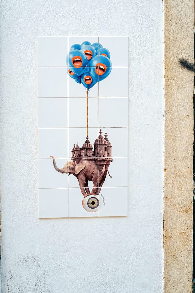 Panneau d'azulejos en mode street art réalisé par Surrealejos