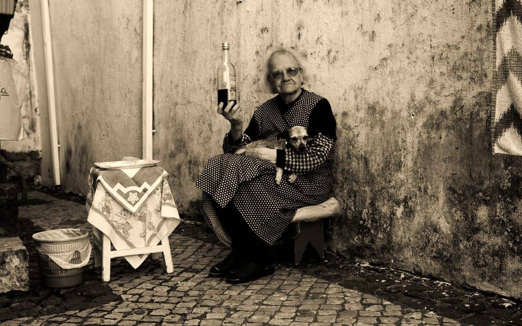 Une grand-mère vendant de la ginja dans les rues d'Alfama