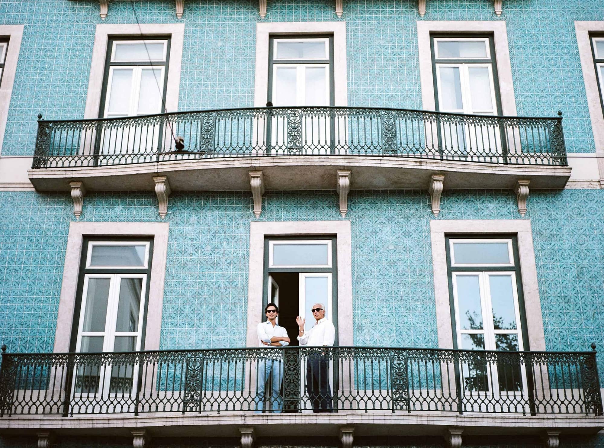 Investisseurs dans une maison typique de Lisbonne couverte d'azulejos. Les opportunités d'investissement sont nombreuses à Lisbonne