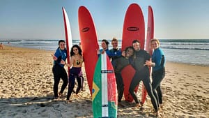 Prendre un cours de surf à Lisbonne sur les plages de Caparica