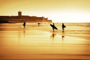 La plage de Carcavelos est un spot de surf incontesté à Lisbonne qui rappelle les vagues Landaises d'Hossegor (rapides et creuses)