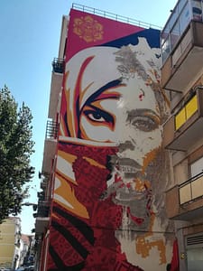 Street art de Vhils en collaboration avec Shepard Fairey OBEY dans le quartier populaire de Graça
