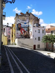 Andrea Tarli, street-artiste à Lisbonne dans le quartier de Mouraria