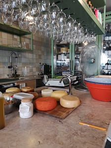 Bla Bla Glu Glu est un bar à vins de Leopoldo Calhau dans le quartier de mouraria à Lisbonne