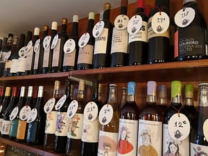 Black Sheep est un bar à vins de Lisbonne réputé pour sa superbe collection de vins naturels de petits producteurs portugais