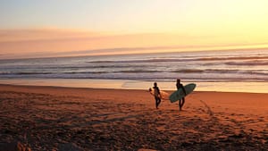 plage de surf de reve à lisbonne pour prendre des cours de surf ou opter une location de surf dans les meilleurs spots