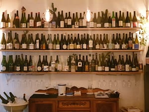 Bar à vins naturels du Portugal et d'Europe situé près du parc jardim d'Estrela à Lisbonne