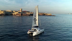 Profitez d'une croisière sur le Tage avec un catamaran confortable et stable pendant le coucher de soleil à Lisbonne