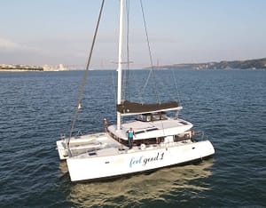 Balade premium sur le Tage en catamaran de luxe avec catering et service 5 étoiles pour Lisbonne