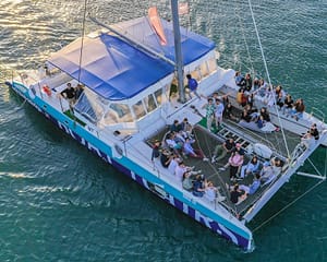 Venez faire la fête sur le Tage à bord d'un catamaran festif pour un evg ou evjf à Lisbonne pendant le coucher de soleil