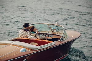 soyez james bond à lisbonne avec un riva super florida, le speedboat de 007 le temps d'un coucher de soleil sur le tage ou en amoureux