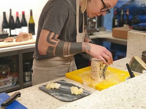 Comida Independente is a delicatessen in Lisbon that allows the tasting of Portuguese wines in the Cais do Sodre district