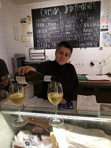 Comida Independente is a delicatessen in Lisbon that allows the tasting of Portuguese wines in the Cais do Sodre district