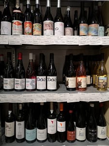 Comida Independente is a delicatessen in Lisbon that allows the tasting of Portuguese wines in the Cais do Sodre district