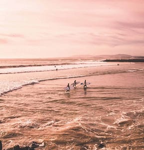 Surfing lessons for beginners or advanced surfers in Lisbon on the beaches of Carcavelos or Caparica