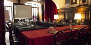 Fully equipped meeting room for your business seminar in Lisbon.
