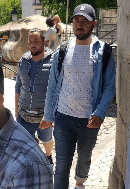 Pickpocket en action à Lisbonne et habillés en touriste