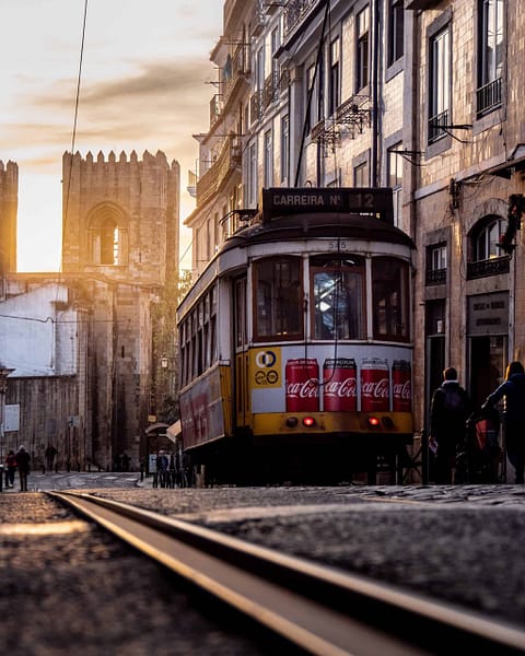 Guide de voyage à Lisbonne, tram 28 dans le quartier Alfama avec la cathédrale Sé en arrière-plan