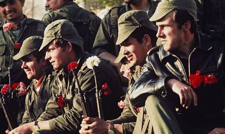 militaires portugais, la fleur au fusil lors de la revolution des oeillets le 25 avril 1974