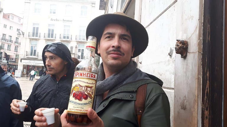 Sylvain guide chez monlisbonne.com offrant une dégustation de liqueur de cerise en guide de digestif après un bon repas typique portugais