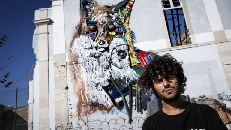 Bordalo II, artiste street-art à Lisbonne célèbre pour ses oeuvres réalisées à partir de déchets.