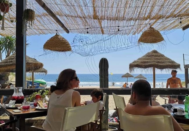Yamba le meilleur lounge bar beach club de lisbonne avec des soirées au coucher de soleil sur les plages de caparica