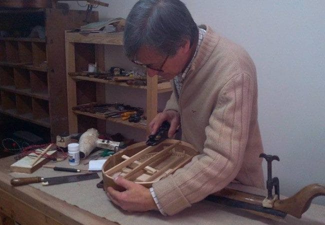 Acacio est un luthier de renom, un vrai artisan de lisbonne